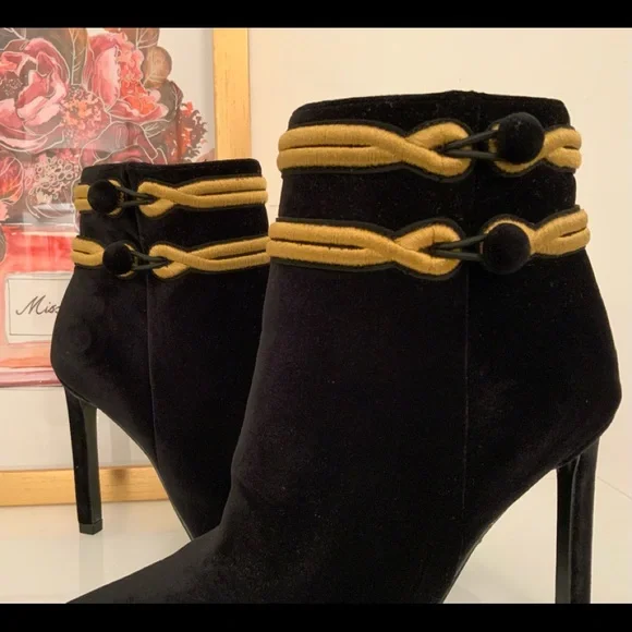 Nine West Pointy Toe Victorian Style Booties Suede Ankle Boots Size 5.5M - Picture 4 of 7